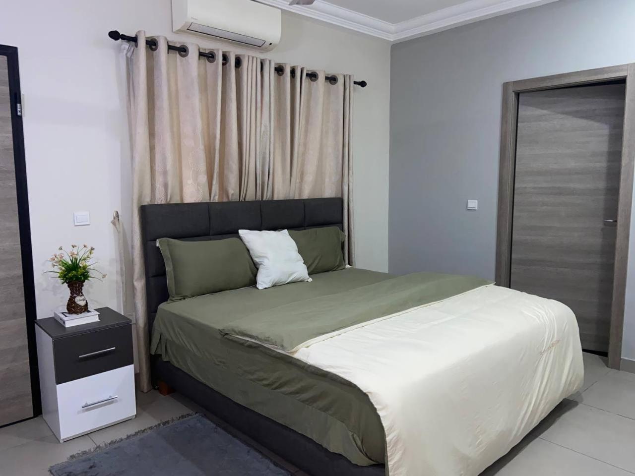 Queens View Apartment Аккра Екстер'єр фото
